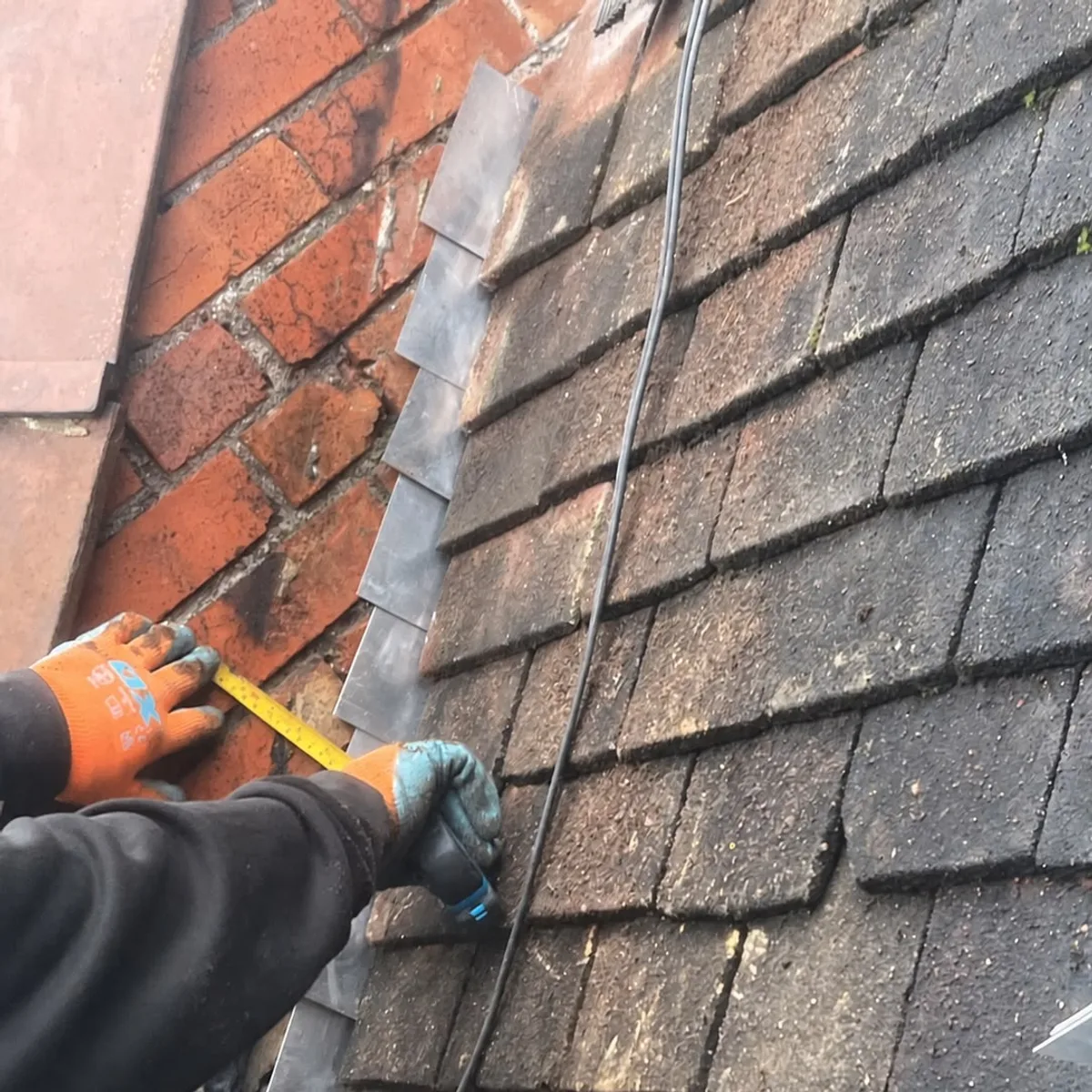 Replacing a roof tile